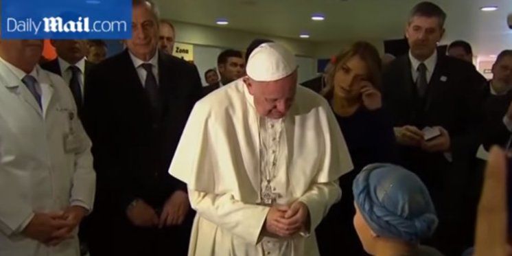 Dirnula sve do suza: Bolesna djevojčica pjevala papi Franji