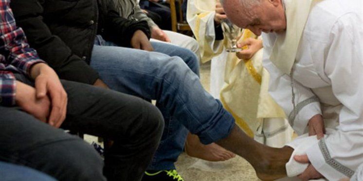 Papa će oprati noge dvanaestorici migranata