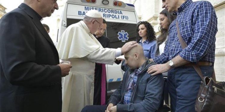 Nakon što je primio njegovo pismo,papa Franjo odlučio je osobno krizmati teško bolesnog dječaka