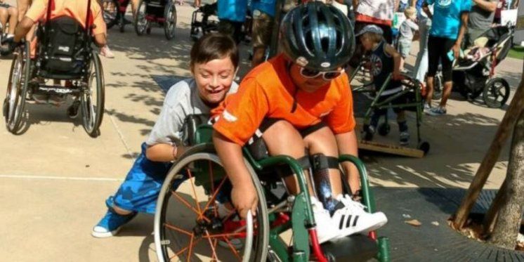 Dječak potajno skupio novac za invalidska kolica najboljem prijatelju