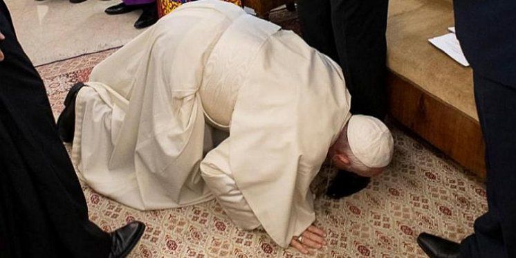 Papa poljubio stopala vođama J. Sudana