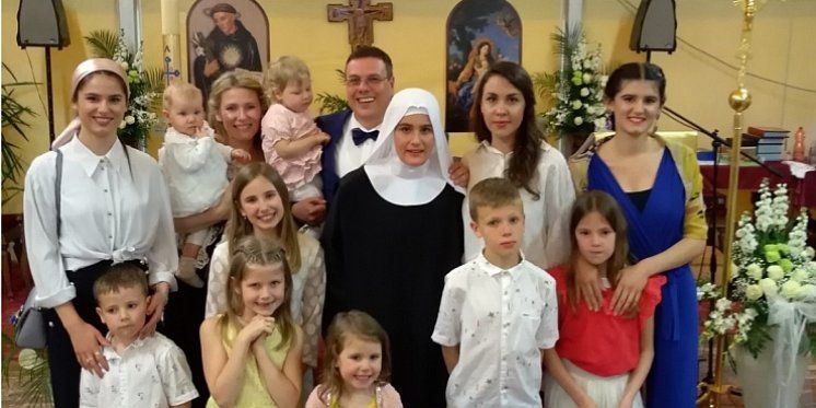 Biskup Uzinić na Veliki četvrtak oprat će noge obitelji s 13-ero djece