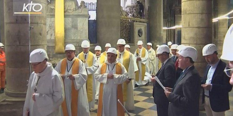 U katedrali Notre Dame održana prva misa od katastrofalnog požara, svećenici i vjernici nosili kacige
