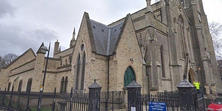 Napadi na crkve u Londonu: Sotonistički simboli &quot;666&quot; urezani na vratima i niz podmetnutih požara