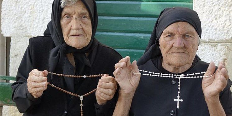 Iako žive u istom selu, dvije stogodišnjakinje iz Imotske krajine srele su se nakon trideset godina