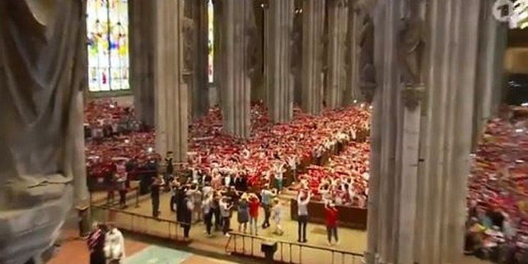 (VIDEO) Tisuće navijača ispunilo katedralu u Kölnu, pjesmom se mole pred utakmicu