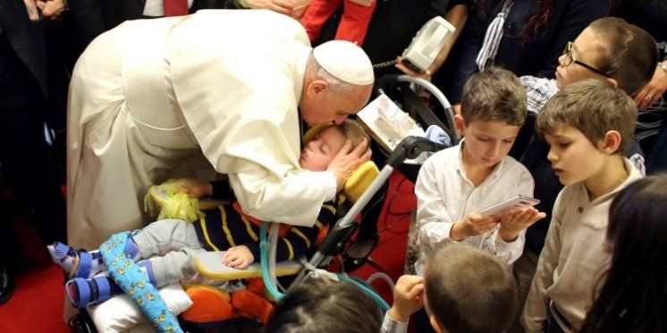 Papa Franjo: Bolesna osoba nije trošak