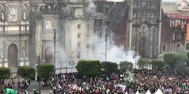 Aktivisti za prava pobačaja pokušali zapaliti katedralu u Mexico Cityju, katolici stali u obranu