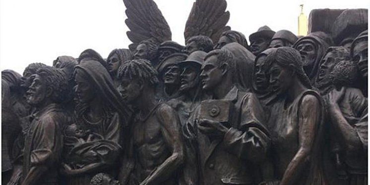 Na vatikanskoj skulpturi posvećenoj migrantima nalazi se i Hrvat