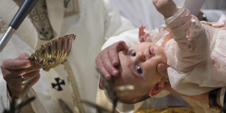 Papa krstio 32 djece u Sikstinskoj kapeli - &quot;Važno je krstiti se kao dijete&quot; 