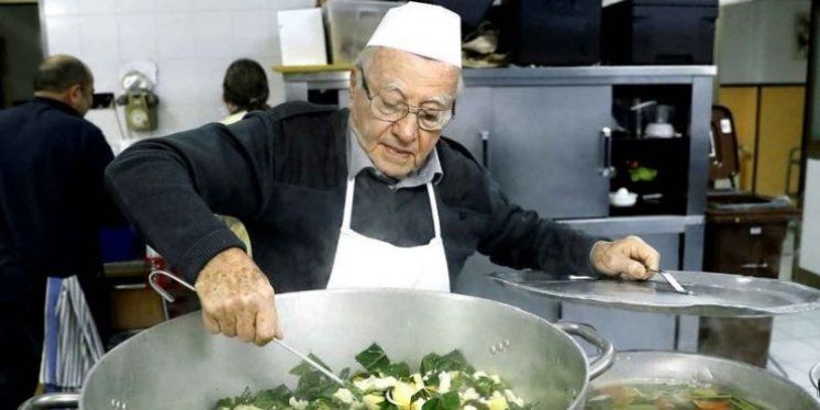 Djed (90) svaki dan kuha obroke za beskućnike