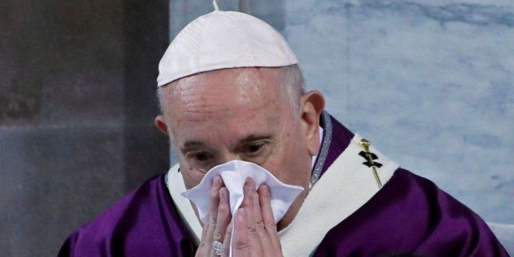 Unatoč upozorenjima na opasnost zaraze koronavirusom, Papa se nakon mise spustio među ljude te ih zatim ljubio u čelo i dodirivao njihove ruke 