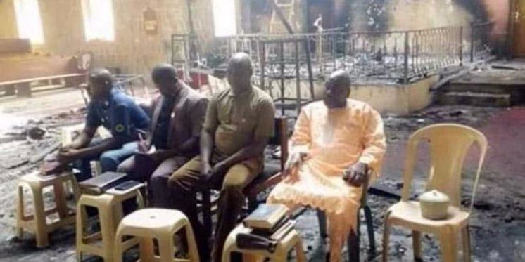 Nigerijski vjernici održali bogoslužje u crkvi koju su zapalili teroristi