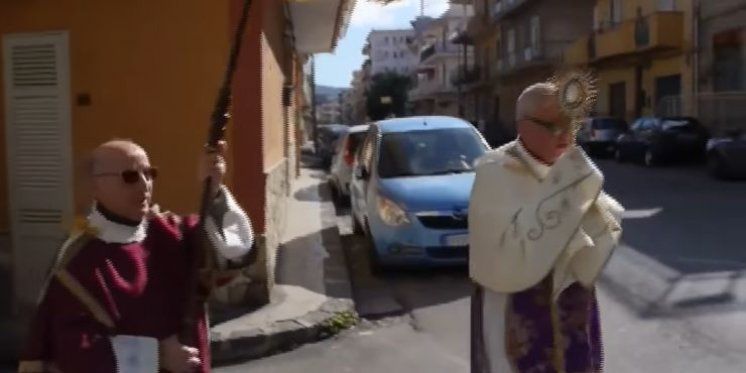 (VIDEO) BLAGOSLOV PRESVETIM Isus na ulicama Italije