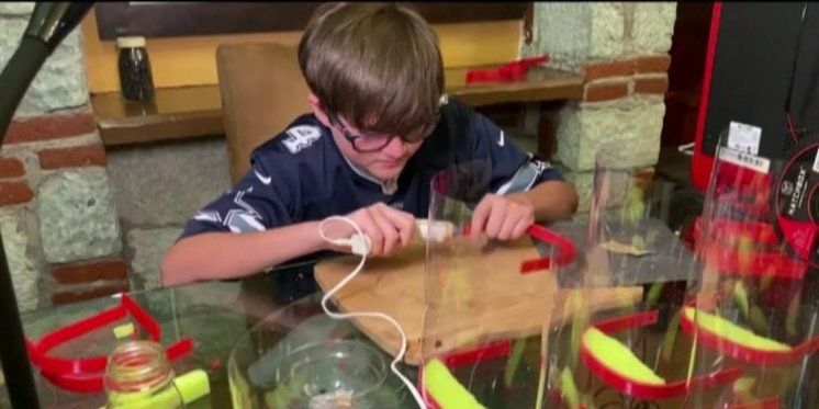 Dvanaestogodišnji dječak izrađuje vizire i poklanja ih bolnici
