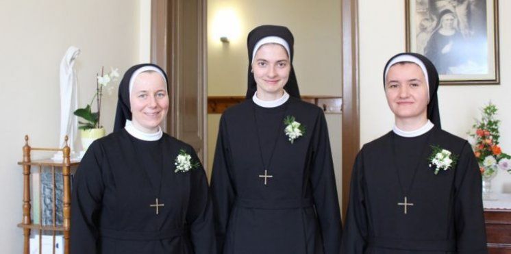 Družba Milosrdnih sestara sv. Križa obogaćena je zavjetovanjem triju sestara. Zahvaljujemo Bogu na tom daru