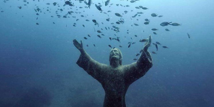 Kip Krista pod morem čuva mornare