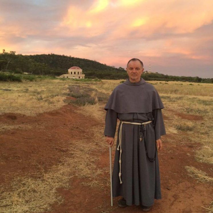 Hrvatski svećenik živi kao pustinjak u Australiji. Koristi Facebook, pomaže duhovno i pokreće molitvenu revoluciju