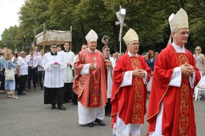 Deseci tisuća vjernika u Ludbregu, biskup poručio: “Crkva nije Zrće, nije disko”