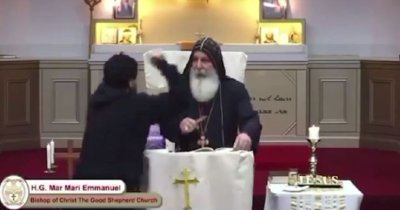Biskup Mar Mari Emmanuel izboden za oltarom