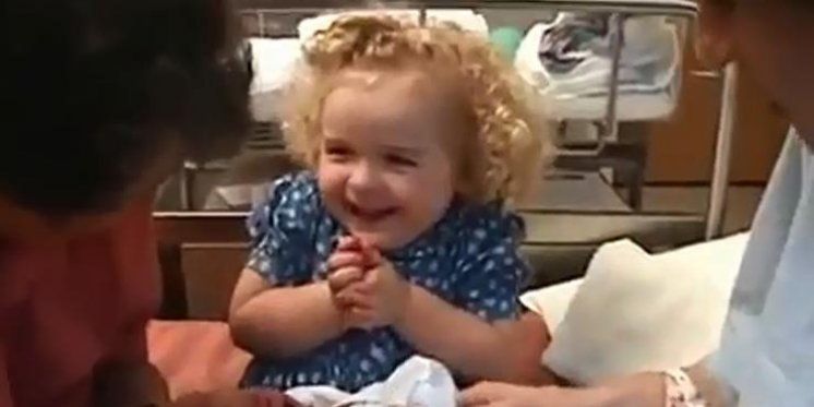 Mala djevojčica prvi put susreće svoju novorođenu sestru, a njena reakcija će vam rastopiti srce