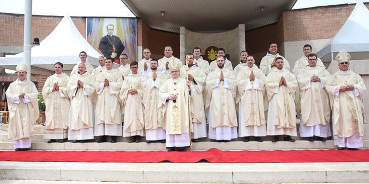 Kardinal Bozanić zaredio dvadeset novih svećenika