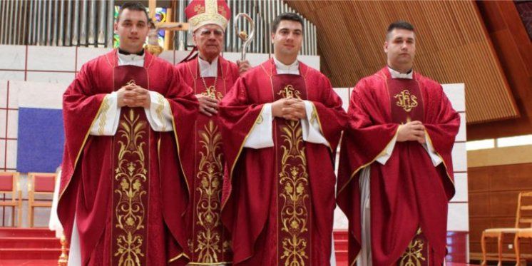 Biskup Perić zaredio trojicu đakona za svećenike
