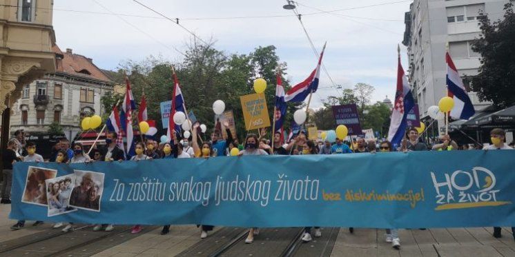 Hod za život u Osijeku: Brojni okupljeni uz pjesmu i transparente dali podršku nerođenima