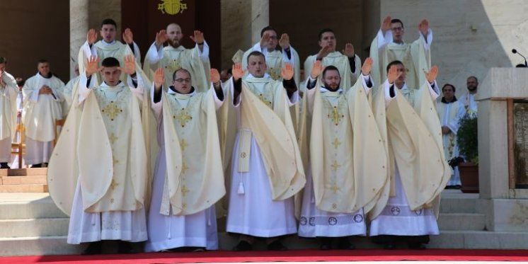 Kardinal Bozanić zaredio desetoricu svećenika