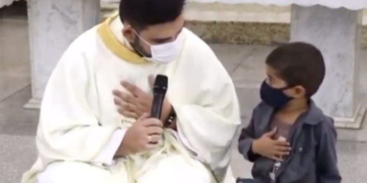 VIDEO 5-godišnji dječak prekinuo propovijed kako bi svećenika tražio da se pomoli za njegovog kuma
