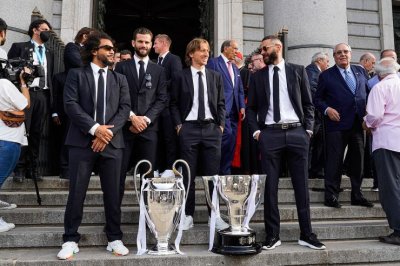 Luka Modrić s kapetanima Reala &#039;ponudio&#039; pehar Djevici od Almudene