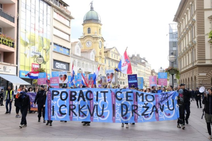 “Hod za život” u Rijeci dočekale prosvjednice sa sramotnim transparentom. Neke su se vezale lancima za svjetiljke na Korzu