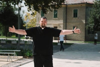 Don Roko Kaštelan - &quot;Božji klošar&quot; o putu od tribina do Boga