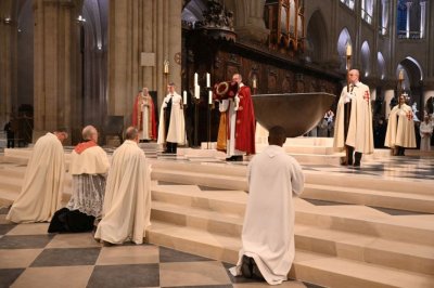 Hrvatski vitezovi Svetoga groba nazočili vraćanju Isusove trnove krune u parišku katedralu Notre-Dame